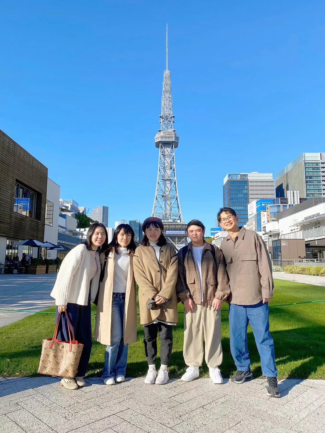 名古屋テレビ塔の前でのグループ写真