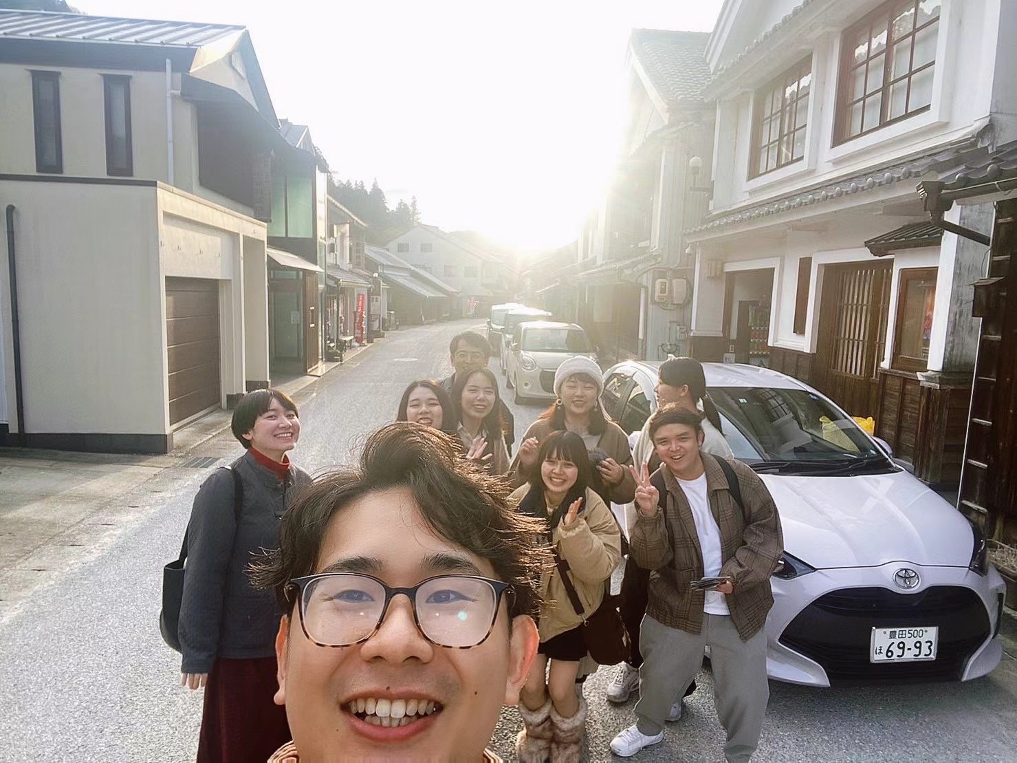 仲間と食事を楽しむ集合写真