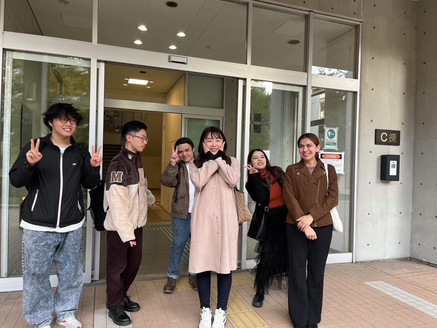 屋外での集合写真