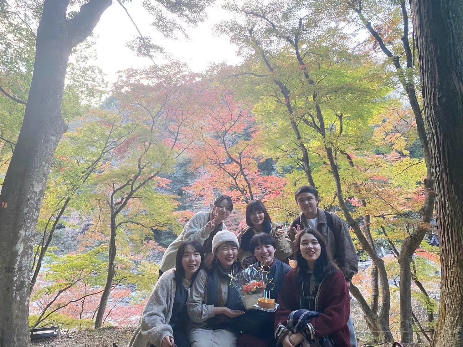 紅葉の中での友人たちとの郊遊写真